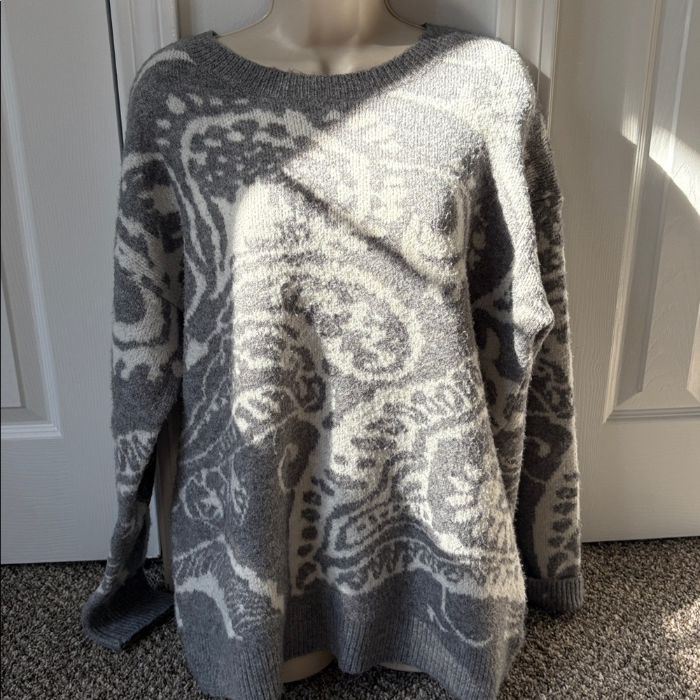 Entro Gray and Cream Patterned Sweater